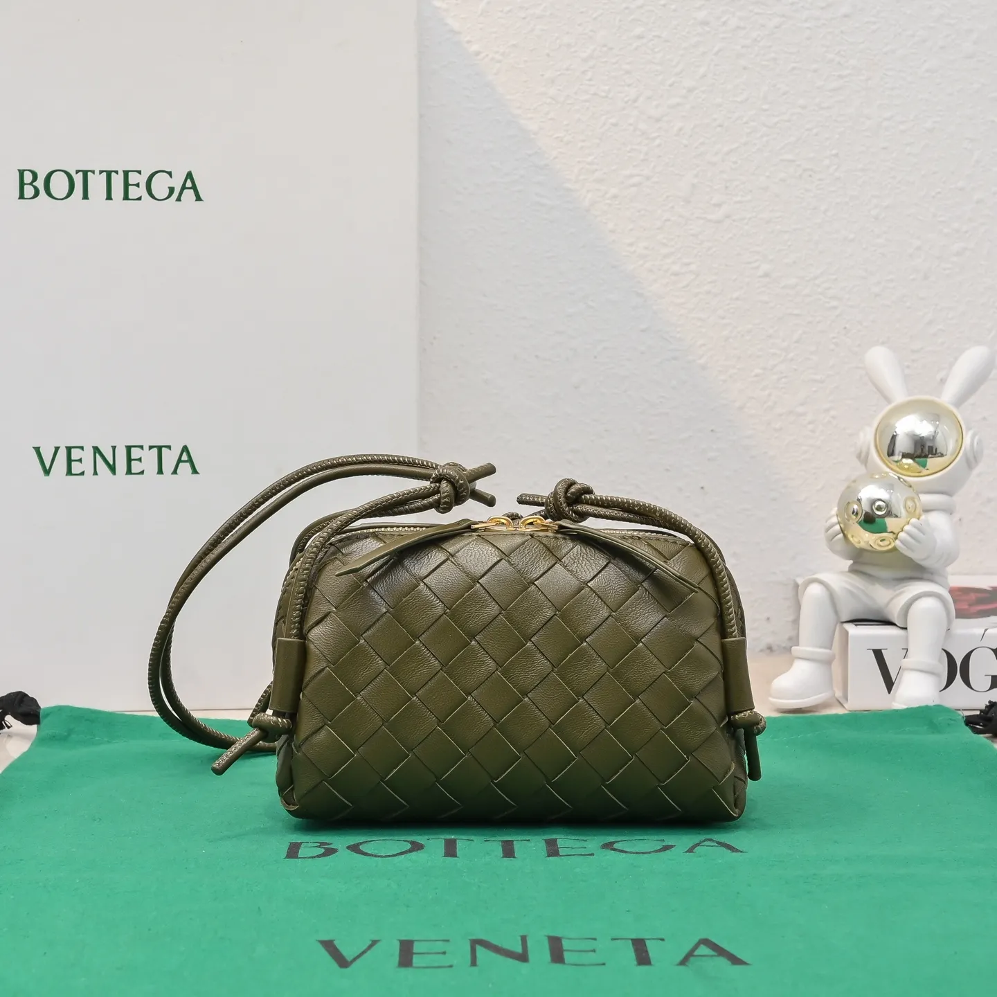 Batch 1260 #Bv The new Concert pouch is the most beautiful and practical mini bag I have ever seen 🎈 The bag body adopts the classic lntrecciato weaving process✅ It is equipped with a leather double-headed zipper, the opening is wide, easy to take and put, the shoulder strap knot can be slid to adjust the length freely, that is, 🉑️crossbody/underarm, and can be used as a clutch bag. Small body, large capacity, so practical! The key is that it is extremely versatile! Come and buy this small, exquisite, beautiful and versatile bag 👍 Model: 4258 Size: 18.5*11.5*8.5